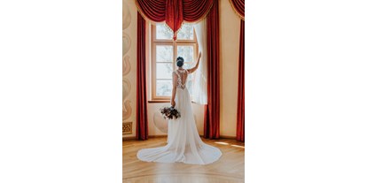 Hochzeit - Art der Location: im Freien - Österreich - Braut vor der Trauung im Turmzimmer des Weinschloss Thaller - Weinschloss Thaller