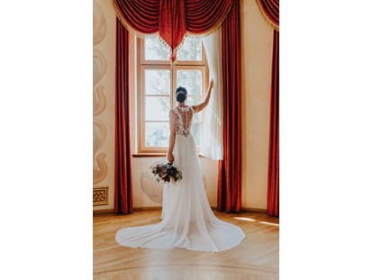 Hochzeit - Standesamt - Braut vor der Trauung im Turmzimmer des Weinschloss Thaller - Weinschloss Thaller