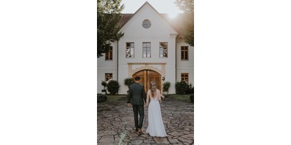 Hochzeit - barrierefreie Location - Brautpaar vor dem Weinschloss Thaller - Weinschloss Thaller