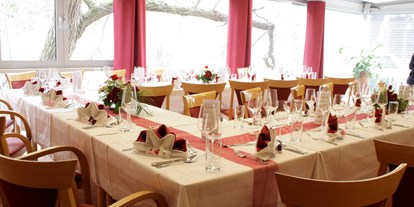 Hochzeit - barrierefreie Location - Rosenburg - Hochzeitstafel für 25 Gäste im halben Wintergarten - Hotel-Restaurant Liebnitzmühle