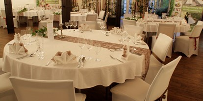 Hochzeit - barrierefreie Location - Rosenburg - Saal Buchenstein, runde Tische, Hussen - Hotel-Restaurant Liebnitzmühle
