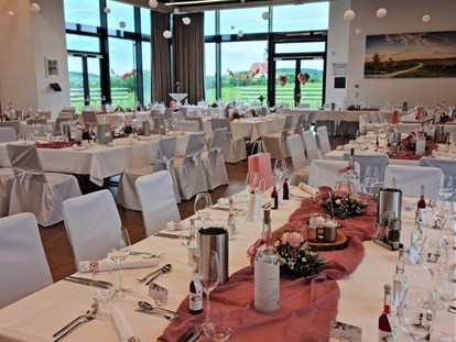 Hochzeit - Umgebung: am Land - Obermarkersdorf - Hochzeitstafel mit Tischgruppen/ Festsaal - W4 - Wein l Genuss l Kultur