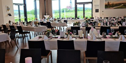 Hochzeit - Umgebung: am Land - Niederösterreich - Hochzeitstafel Fischgräte/ Festsaal - W4 - Wein l Genuss l Kultur