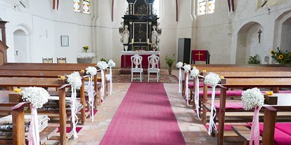 Hochzeit - Art der Location: Hotel - Bützow - Trauung in der Dorfkirche von Goldebee - Hotel Schloss Gamehl