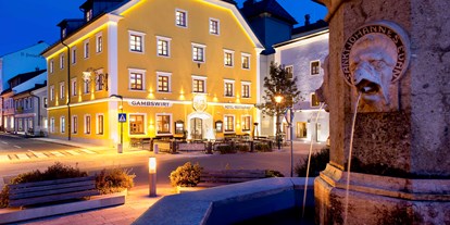 Hochzeit - Umgebung: in einer Stadt - Salzburg - Das Hotel & Restaurant Gambswirt liegt mitten im malerischen Marktzentrum von Tamsweg, nur wenige Schritte vom Standesamt entfernt. - Hotel & Restaurant Gambswirt