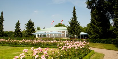 Hochzeit - Trauung im Freien - Wien - Der Pavillon von Landtmann's Jausen Station mit Blick über den Rosengarten im Schlosspark Schönbrunn - Landtmann's Jausen Station