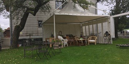 Hochzeit - Art der Location: privates Anwesen - Neumarkt am Wallersee - Der Pavillon schützt vor Regen. - Oida Voda - Das Leben ist schön!