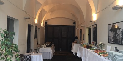 Hochzeit - Art der Location: Restaurant - Donauraum - Vorspeisenbuffet im FOYER oder auch gerne zu Tisch eingestellt - Schloss Events Enns