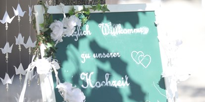 Hochzeit - Art der Location: im Freien - Donauraum - Willkommensschild - Schloss Events Enns