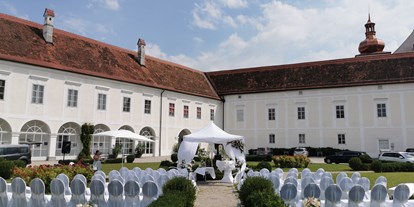 Hochzeit - Art der Location: Restaurant - Donauraum - Gottes Segen unter freiem Himmel, auch eine Aussentrauung ist bei uns auf Wunsch möglich - Schloss Events Enns