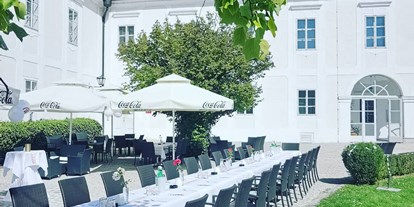 Hochzeit - Umgebung: am Fluss - Oberösterreich - Festtafel im Schlosshof - Schloss Events Enns