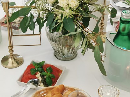 Hochzeit - Candybar: Sweettable - Klam - Vorspeisen werden auf Wunsch gerne auf die Tische eingestellt

Mozarella Caprese mit Basilikumpesto - Schloss Events Enns