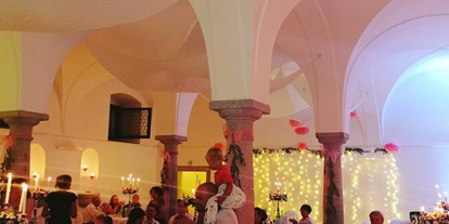 Hochzeit - Art der Location: im Freien - Donauraum - Partystimmung im Hochzeitssaal - Schloss Events Enns