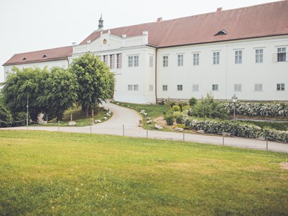 Hochzeit - barrierefreie Location - Ansfelden - Schlossansicht vom Park aus - Schloss Events Enns
