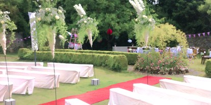 Hochzeit - Festzelt - Bayern - Im Schlossgarten kann auch standesamtlich geraut werden - einfach schön - Wasserschloss Unsleben