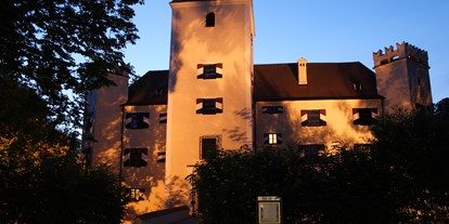 Hochzeit - Art der Location: im Freien - Bayern - Schloss bei Dämmerung - Schloss Mariakirchen