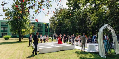 Hochzeit - Art der Location: im Freien - Bayern - Freikirchliche Trauung im Schlosspark - Schloss Mariakirchen
