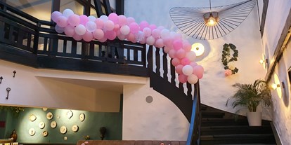 Hochzeit - Hochzeits-Stil: Boho-Glam - Dormagen - Treppenaufgang zur Tenne - Landhaus Danielshof