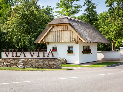 Hochzeit - Art der Location: ausgefallene Location - Röjtökmuzsaj - Hoteleinfahrt - VILA VITA Pannonia