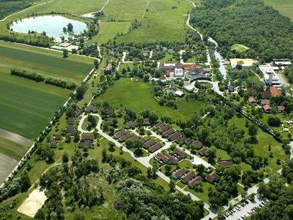 Hochzeit - barrierefreie Location - Breitenbrunn (Breitenbrunn am Neusiedler See) - Luftaufnahme der 200 ha großen Anlage des VILA VITA Pannonia. - VILA VITA Pannonia