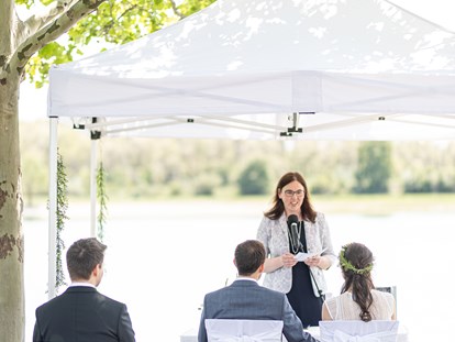 Hochzeit - Art der Location: Villa - Österreich - Eine Trauung auf der Hochzeitsinsel mit Blick auf die riesige Parkanlage. - VILA VITA Pannonia