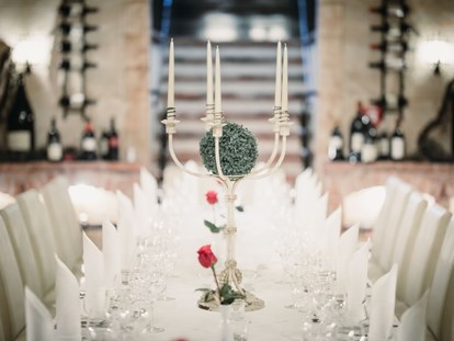 Hochzeit - Art der Location: Villa - Eine Hochzeitstafel im hauseigenen Weinkeller VITAKELLA. - VILA VITA Pannonia