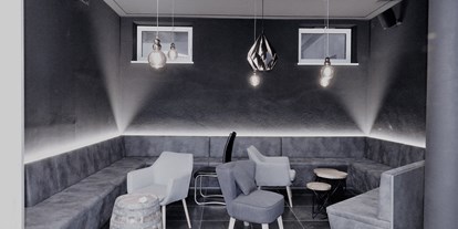 Hochzeit - Bad Leonfelden - ein gemütlicher Loungebereich lässt Raum für Entspannung - LoRe Cocktailmanufaktur | Destillerie