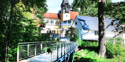 Hochzeit - Umgebung: am Land - Thermenland Steiermark - Die Brücke zum Waldpavillon  - Schloss Vasoldsberg 