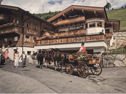 Hochzeit - Art der Location: Hotel - Tiroler Unterland - Mit der Pferdekutsche zur Rössl Alm.  - Rössl Alm