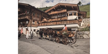 Hochzeit - Art der Location: Hotel - Tirol - Mit der Pferdekutsche zur Rössl Alm.  - Rössl Alm