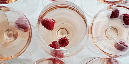 Hochzeit - Art der Location: Weingut/Heuriger - Atzenbrugg - Als Aperitif empfehlen wir unseren Rosé-Frizzante mit frischen Beeren! - WEINGUT & WEINBLICK Grafinger