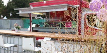 Hochzeit - Festzelt - Schwäbische Alb - Foodtruck direkt auf unserem Außenbereich - Wiesengrund zum Feiern