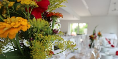 Hochzeit - externes Catering - Schwäbische Alb - Durch das clean kommen Farben Blumen und Ideen unglaublich toll zur Geltung. Geben Sie Ihrer Traumhochzeit Ihre ganz eigene unverwechselbare Note bei uns im Wiesengrund zum Heiraten - Wiesengrund zum Feiern