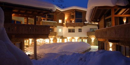 Hochzeit - nächstes Hotel - Tiroler Oberland - Anlage bei Nacht - das Chaletdorf - Pitztal