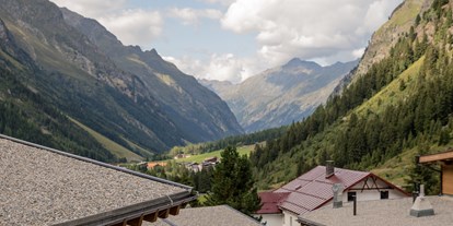 Hochzeit - Garten - Tirol - Aussicht von Resort ins Tal - das Chaletdorf - Pitztal
