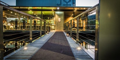 Hochzeit - Umgebung: in einer Stadt - Thalheim bei Wels - Blick auf das JKU Teichwerk in Linz. - JKU Teichwerk