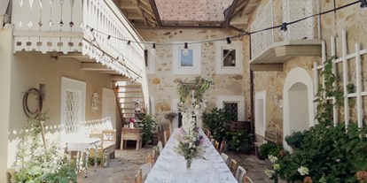 Hochzeit - Steyr - Blick in den Innenhof des Großkandlerhauses mit Tafel. - Großkandlerhaus