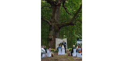 Hochzeit - Art der Location: ausgefallene Location - Vorpommern - Trauung im Freien unter der dicken Eiche im Burgpark - Wasserburg Turow