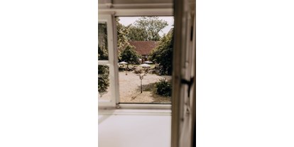 Hochzeit - Art der Location: Bauernhof/Landhaus - Mecklenburg-Vorpommern - Blick aus einem Burgfenster auf den Hof der Burg. - Wasserburg Turow