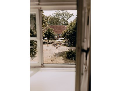 Hochzeit - Art der Location: privates Anwesen - Deutschland - Blick aus einem Burgfenster auf den Hof der Burg. - Wasserburg Turow