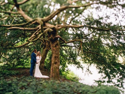 Hochzeit - Hochzeits-Stil: Boho-Glam - Glewitz - Paar unter uralten Eiben im Park - Wasserburg Turow