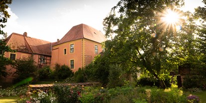 Hochzeit - Art der Location: Bauernhof/Landhaus - Mecklenburg-Vorpommern - Blick von der Obstwiese auf die Wasserburg Turow (Foto: Heiko Arjes) - Wasserburg Turow