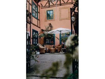 Hochzeit - Art der Location: Scheune - Tribsees - Blick in den Patio mit Sitzgelegenheiten - Wasserburg Turow