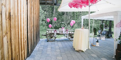 Hochzeit - Art der Location: Bauernhof/Landhaus - Fulpmes - Erholung auf der Terrasse der Triendlsäge, Seefeld. - Waldgasthaus Triendlsäge