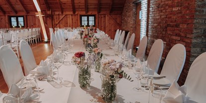 Hochzeit - Scheyern - Brauttafel mit edlen Stuhlhussen vor der historischen Steinmauer  - Eventtenne - Hochzeits- & Veranstaltungslocation