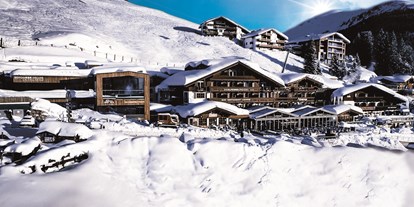 Hochzeit - Herbsthochzeit - Kirchberg in Tirol - Hotel-Außenansicht | Winter - MY ALPENWELT Resort****SUPERIOR