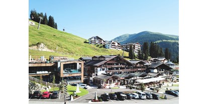 Hochzeit - Umgebung: in den Bergen - Kitzbühel - Hotel-Außenansicht | Sommer - MY ALPENWELT Resort****SUPERIOR