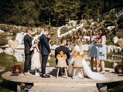Hochzeit - Hochzeits-Stil: Traditionell - Freie Trauung am See (c) Alexandra Jäger / @alexandra.grafie - Stöttlalm