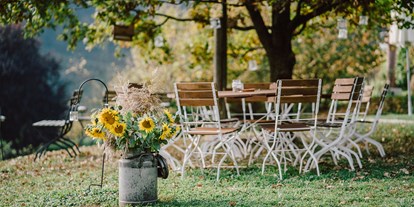 Hochzeit - Umgebung: in Weingärten - Steiermark - Das Weingut Hirschmugl bietet ausreichend Platz für entspannte Gespräche während der Hochzeitsfeier. - Hirschmugl - Domaene am Seggauberg