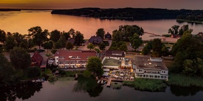 Hochzeit - Art der Location: Restaurant - Schleswig-Holstein - Außenansicht des Hotels mit Blick vom Küchensee. - Hotel Der Seehof  - Das Hotel im See